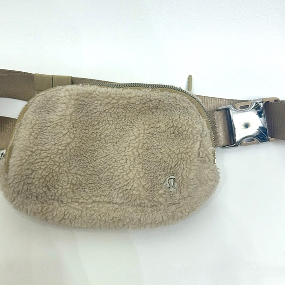 Lululemon Everywhere belt bag Fleece natural Ivory/ Trench one size - Picture 1 of 16